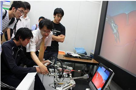 Todai's GSP students working with a medical robot